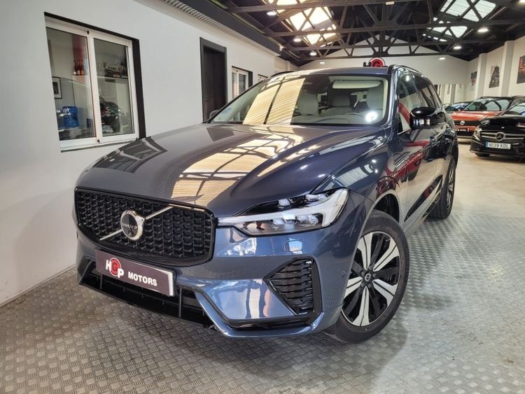 Volvo XC60 Plus Dark Recharge Plug-In Hybrid AWD foto miniatura